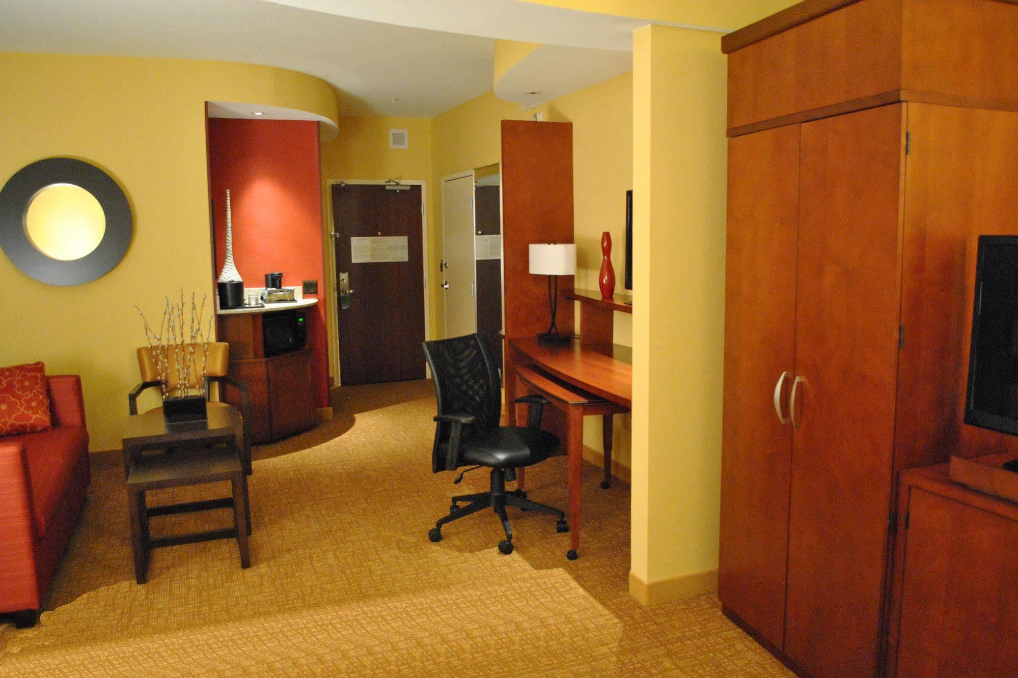 Courtyard By Marriott Evansville East Exterior photo